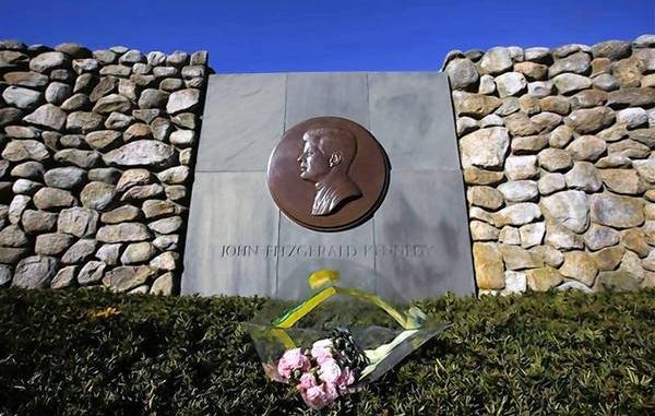 Obamas, Clintons To Visit JFK Gravesite In 50 Year Rememberance Obamas, Clintons To Visit JFK Gravesite In 50 Year Rememberance